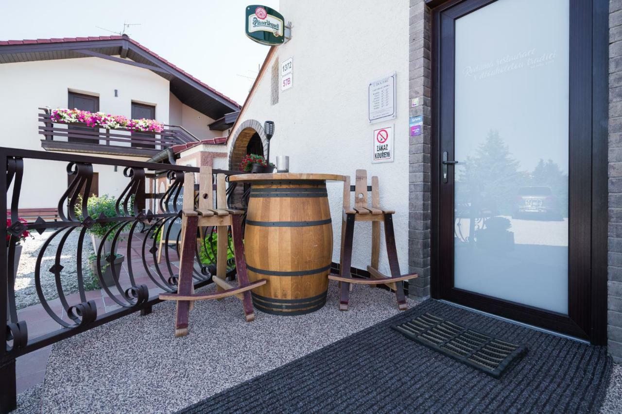 Restaurace A Penzion U Doubku Břeclav Eksteriør billede